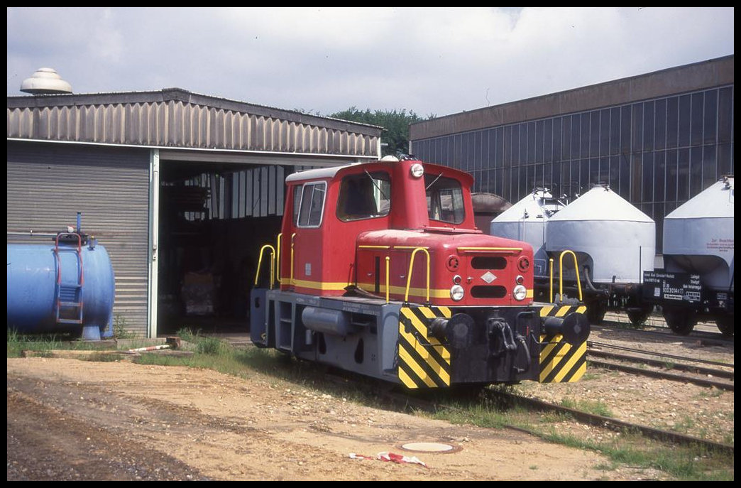 O&K Werklok vor Lokschuppen im Quarzwerk Frechen am 26.5.1995.