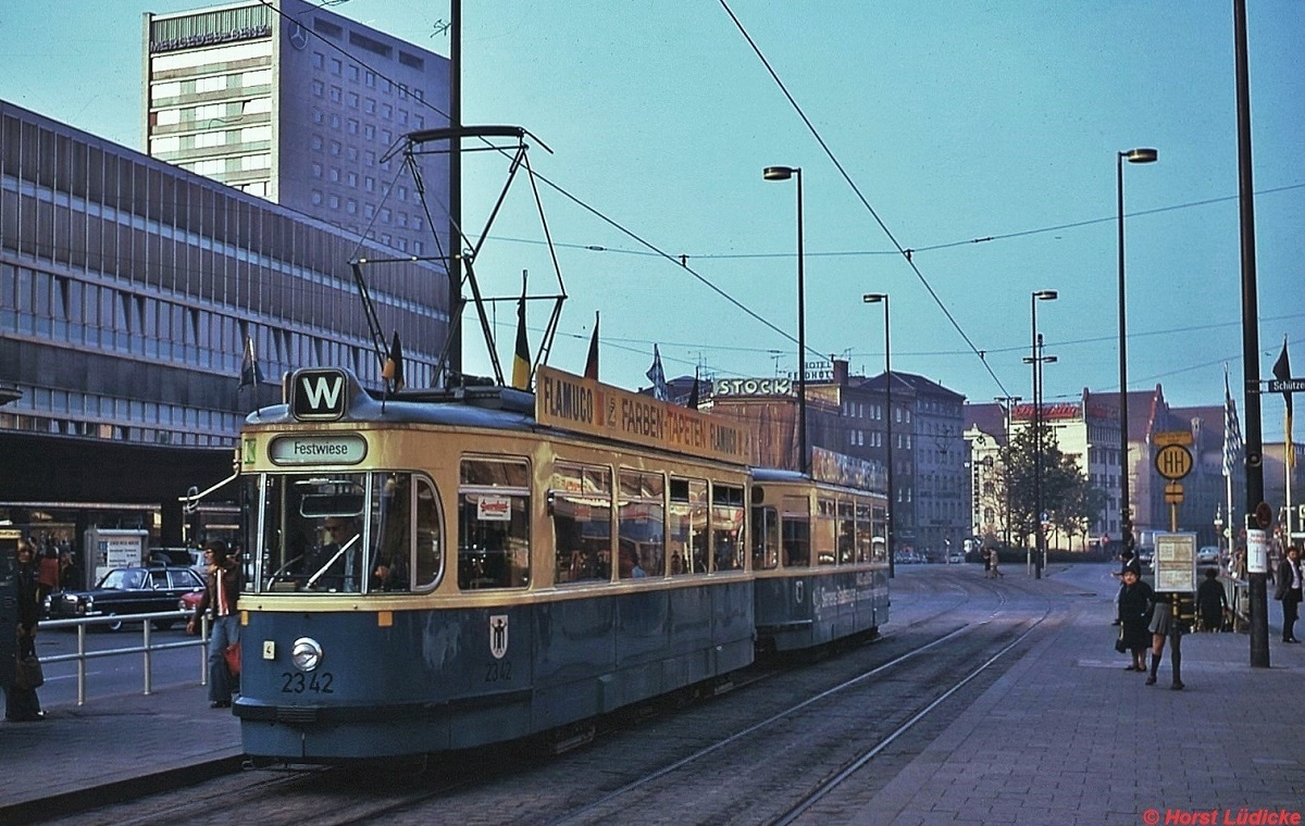 Oktoberfest 1973: Tw 2342 ist als Linie W zur Wiesn unterwegs, hier am Hauptbahnhof
