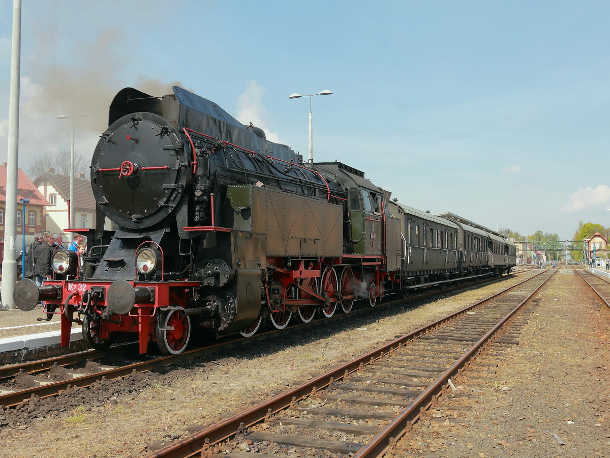 OKz32-2 steht am 30. April 2016 vor einem historischen Zug im Bahnhof Wolsztyn.