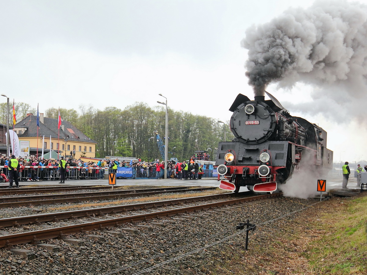 OL49-59 aus Wolsztyn auf der Strecke bei der Dampflokparade in Wolsztyn am 29. April 2017.