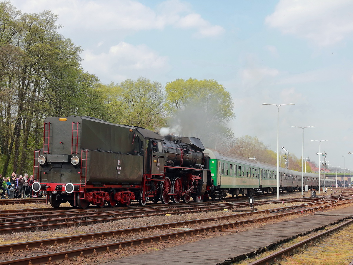 OL49-59 mit einem Personenzug von Wolsztyn am 30. April 2016.

