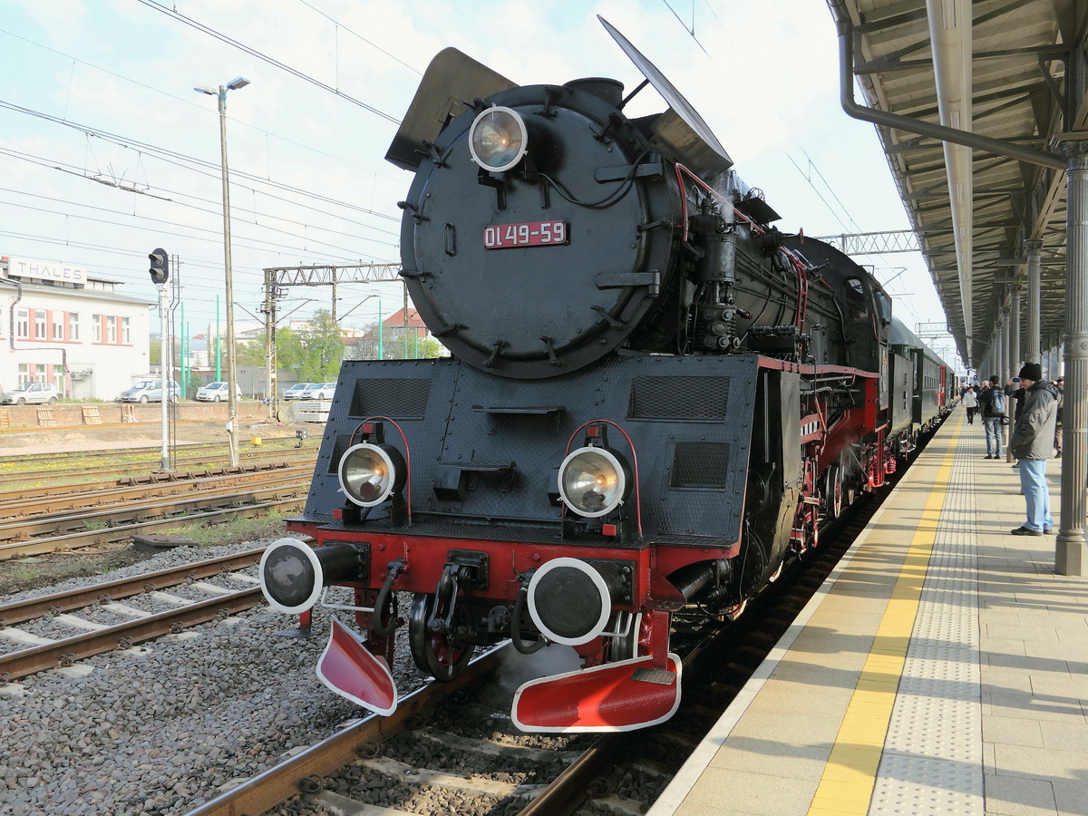 OL49-59 vor einem Sonderzug im Bahnhof Poznań Główny (Posen) zur Fahrt nach  Wolsztyn am 29. April 2017.