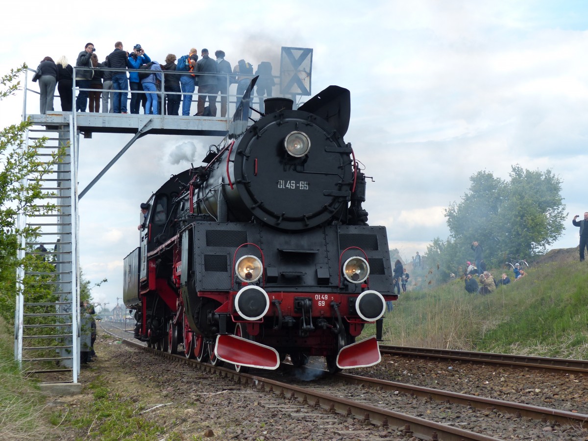 Ol49 65 fährt unter den mutigen Eisenbahnfans entlang, die sich auf der Signalbrücke positioniert haben. 2.5.2015