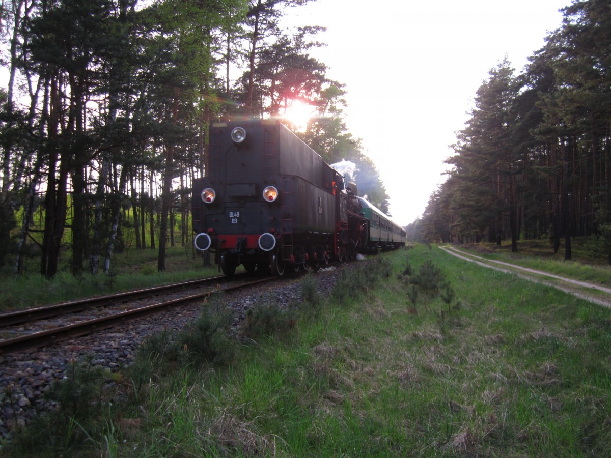 Ol49-69 mit Sonderzug aus Chrzypsko Wielkie nach Wolsztyn bei Miedzyrzecz, 03.05.2015