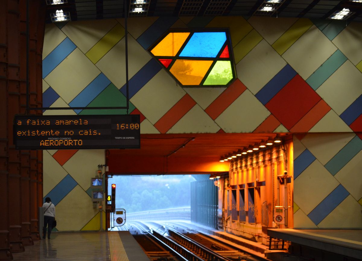 Olaias , die farbenprächtigste, opulenteste und überdimensionierteste Metro-Station, die ich je gesehen habe - und das im armen Portugal... Lissabon, 21.9. 2014