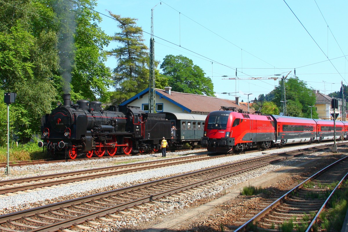 Old meets New ! 638 1301 nach Obing auf der Lokalbahn wird passiert von 1116 251 auf dem WEg nach Innsbruck. Bad Endorf, 18/08/2013