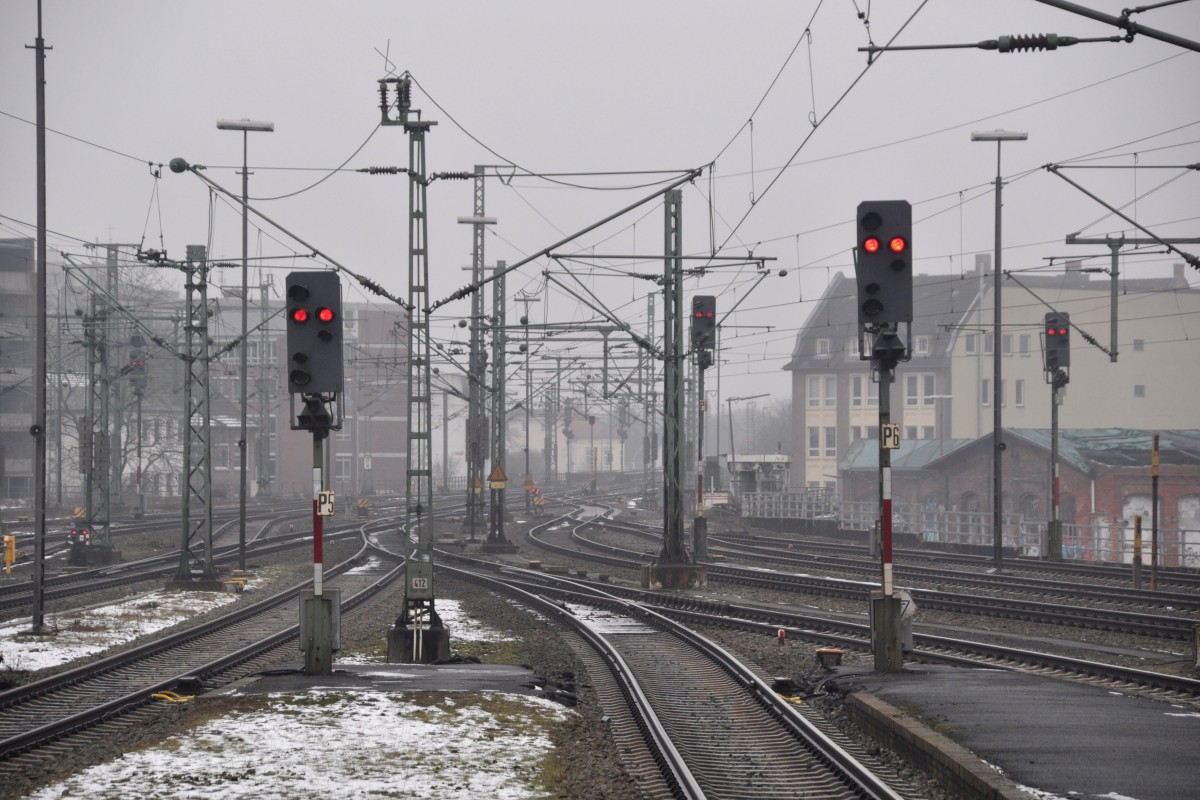 OLDENBURG (Oldb.), 07.02.2015, Blick von den Bahnsteigen nach Westen (Bahnstrecken nach Wilhelmshaven und Leer)
