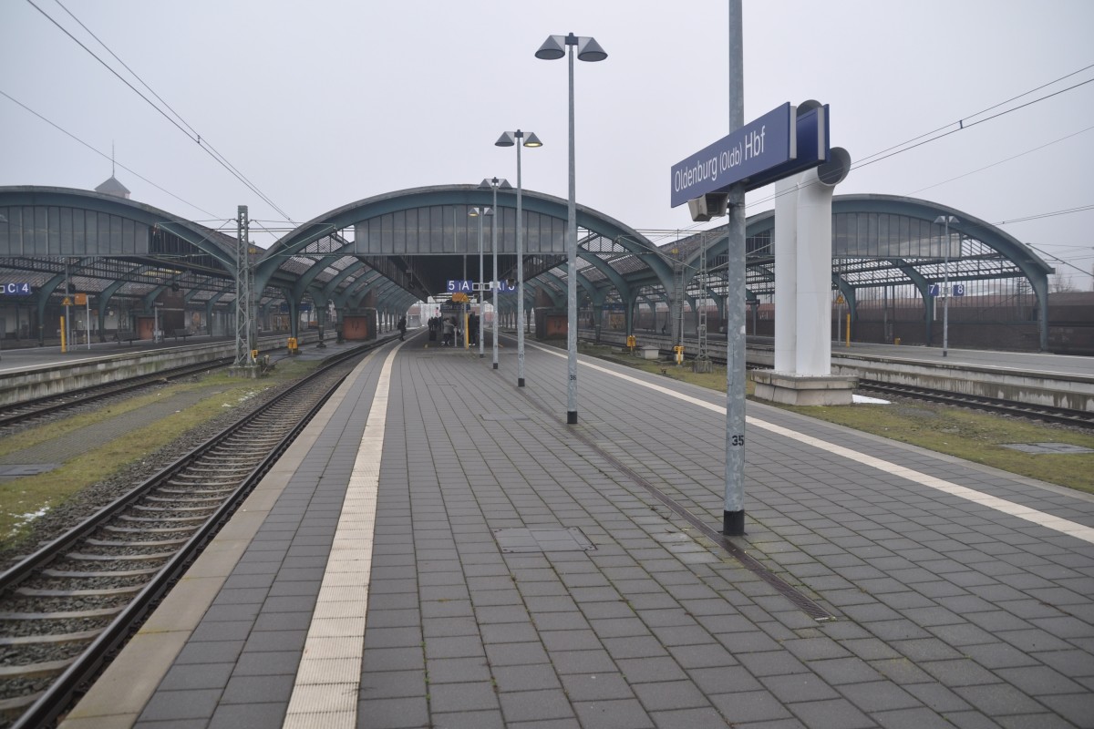 OLDENBURG/Oldb., 07.02.2015, Blick auf einen Teil der Bahnsteige
