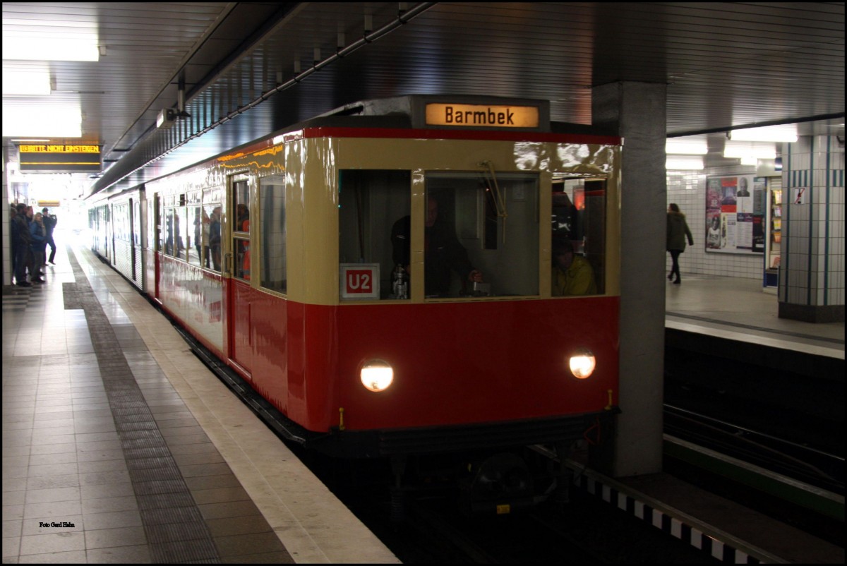 Oldie U-Bahn TW 11 startet gekuppelt mit weiteren Oldtimer Wagen im U-Bahnhof Schlump zu einer weiteren Fahrt im Rahmen des verkehrshistorischen Tages am 11.10.2015 in Hamburg.