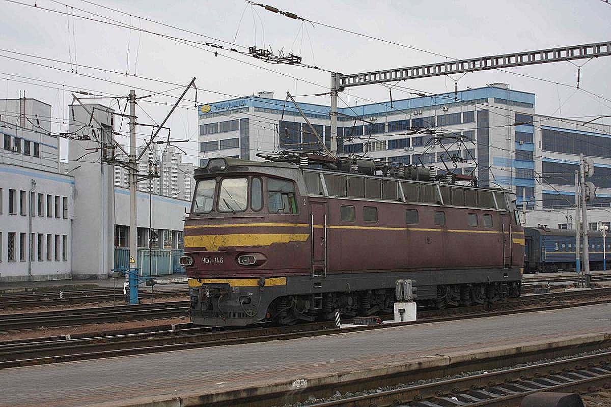 Oldie YC 4-146 gehört schon zu den älteren Personenzug Elektrolokomotiven. Am 23.2.2008 waren noch einige Maschinen dieser Gattung im Hauptbahnhof Kiew zu beobachten.
