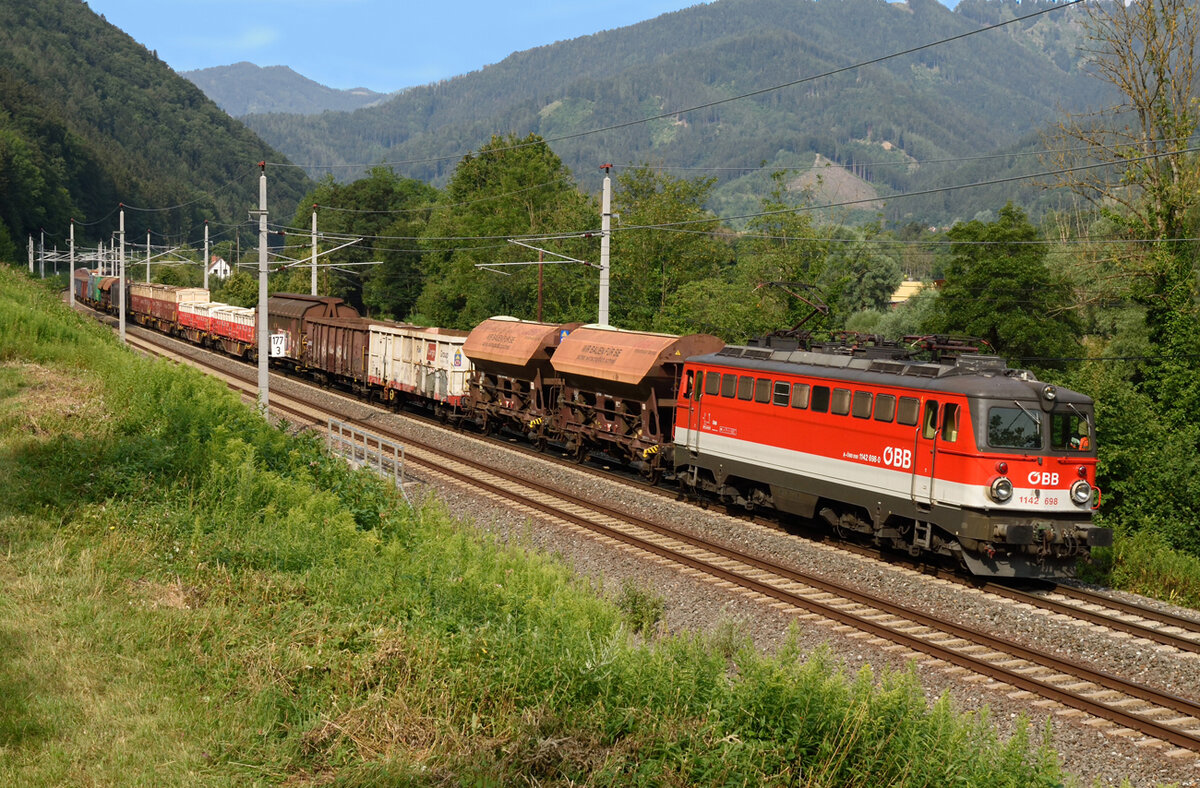 Oldies but Goldies, die 1142 698 traktionierte am Morgen des 23. Juli 2022 den RCA Zug 54670 von Graz Verschiebebahnhof nach Bruck an der Mur Frachtenbahnhof und wurde dabei von mir zwischen Frohnleiten und Mixnitz fotografiert.