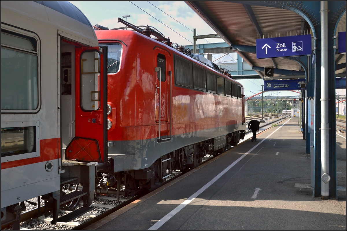 Oldiestunden im Grenzbahnhof. 

Die recht frisch lackierte Schönheit 115 261-0 hat nunmehr auch den Weg nach Konstanz gefunden. Die Bremsprobe hat leider nicht zum erwünschten Ergebnis geführt. Da der Zugbegleiter wenig erfeut, da er heftig zupacken muss, damit IC 2006 Bodensee rechtzeitig starten kann. Juni 2014.