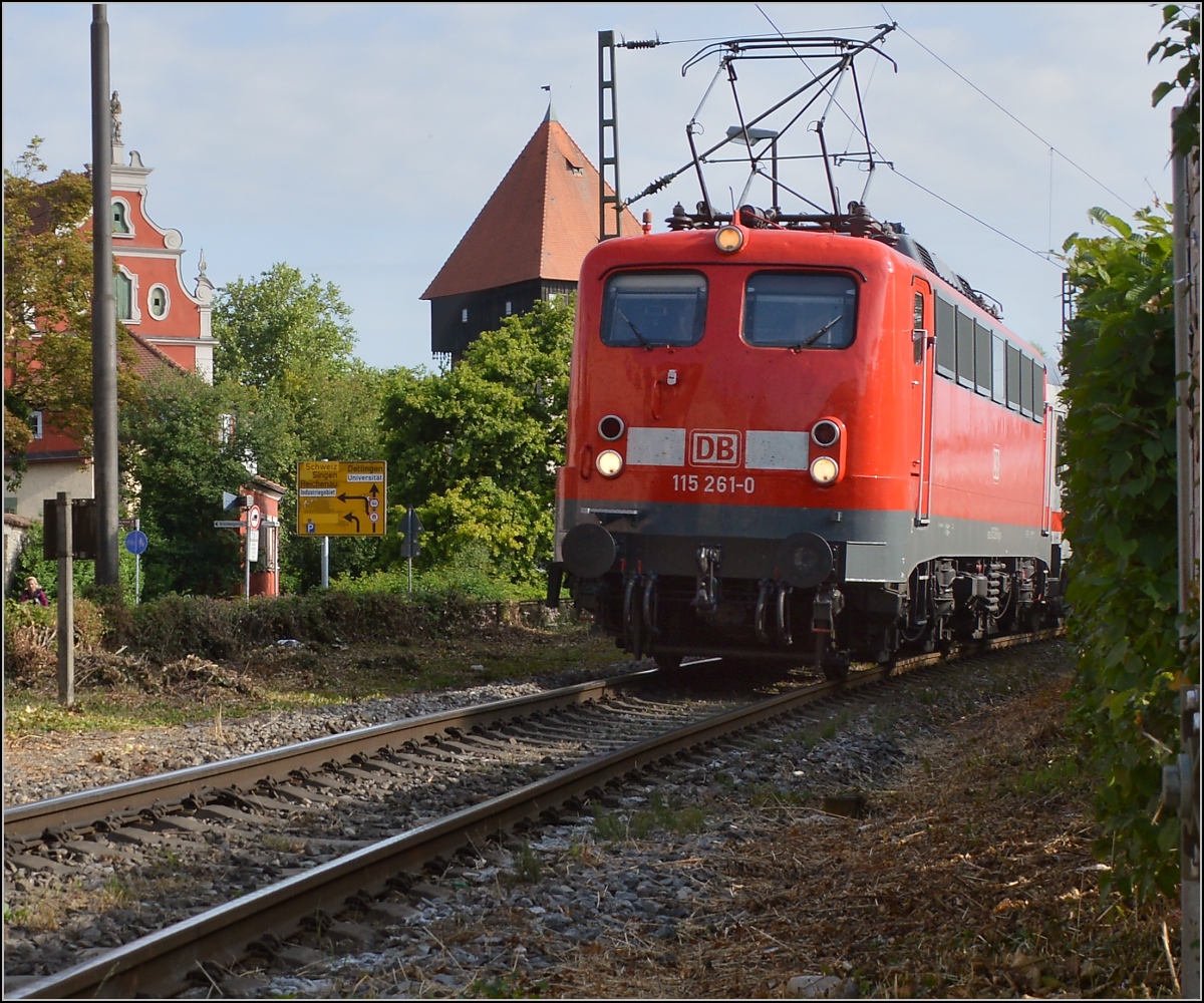 Oldiestunden im Grenzbahnhof. 

Die recht frisch lackierte Schönheit 115 261-0 hat nunmehr auch den Weg nach Konstanz gefunden. Hier bei der Bereitstellung des IC 2006 Bodensee. Juni 2014.