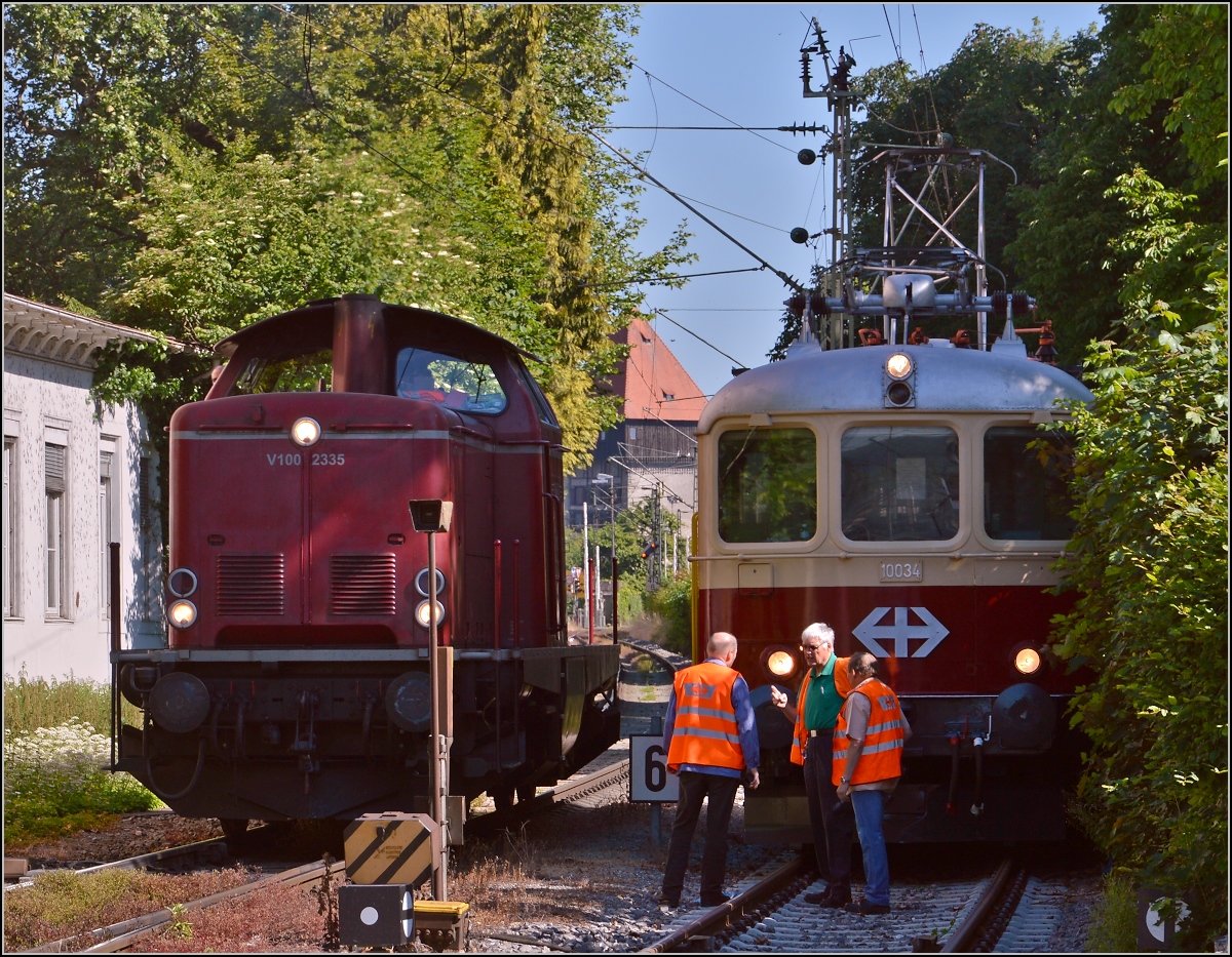 Oldiestunden im Grenzbahnhof. 

V100 2335 rangiert vor den Sonderzug aus Basel. Zuvor aber schnell eine Auswertung der Fotostunde mit beiden Protagonisten der Sonderfahrt in den Bahnpark Augsburg. Konstanz, Juni 2014.
