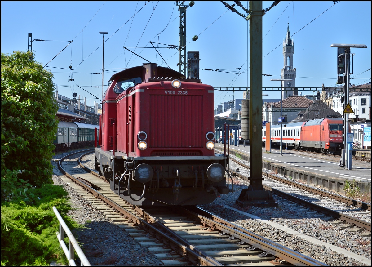 Oldiestunden im Grenzbahnhof. 

V100 2335 rangiert vor den Sonderzug aus Basel. Konstanz, Juni 2014.