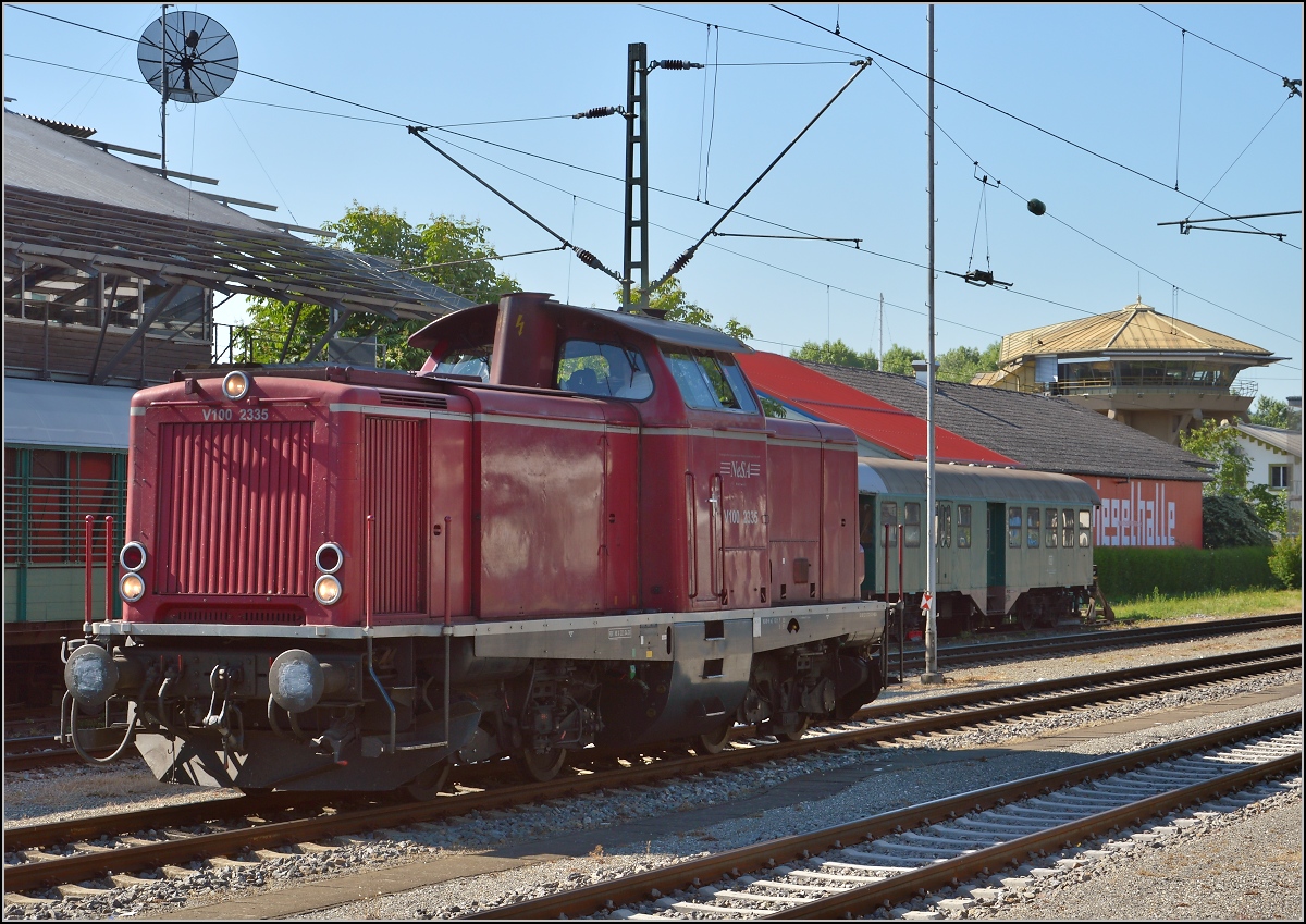Oldiestunden im Grenzbahnhof. 

Warten auf G... nein den Sonderzug aus Basel. V100 2335 vor der Hafenhalle in Konstanz. Juni 2014.