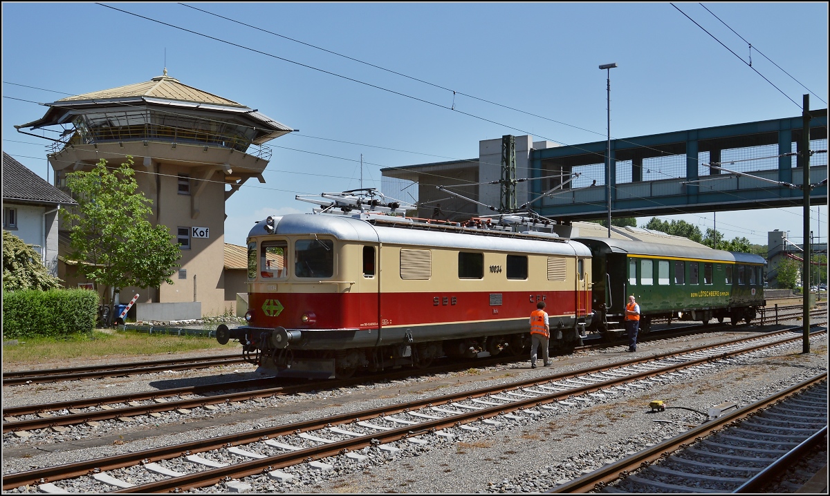 Oldistunden im Grenzbahnhof. 

Vor dem Stellwerk rangiert Re 4/4<sup>I</sup> 10034 mit einem Zusatzwagen für den Sonderzug Augsburg-Basel. Juni 2014.