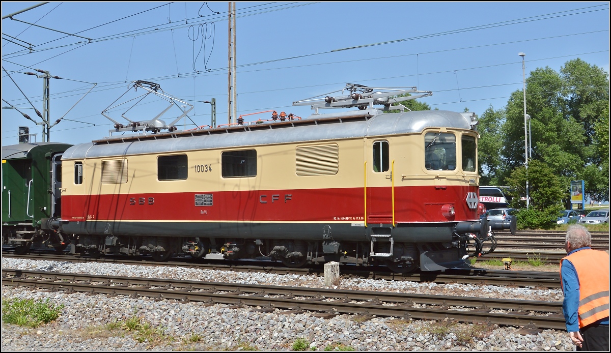 Oldistunden im Grenzbahnhof.

Unter den Argusaugen des Eigentümers bringt Re 4/4<sup>I</sup> 10034 den Sonderzug Augsburg-Basel zurück in heimische Gefielde. Juni 2014.

Von hier einen herzlichen Gruß nach Freiburg!