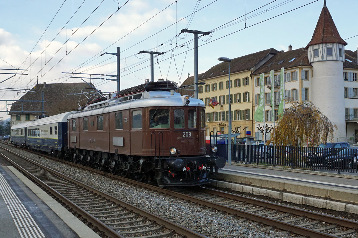 Oldtimer und Allwetterfotograf auf Tour am 2. Dezember 2017 trotz starkem Wind, Minustemperatur und starker Bewölkung.
TR Trans Rail - Swisstrain auf Sonderfahrt Payerne - Lausanne - Zürich mit der Ae 6/8 208, ehemals BLS, anlässlich der Durchfahrt La Neuveville.
Foto: Walter Ruetsch   