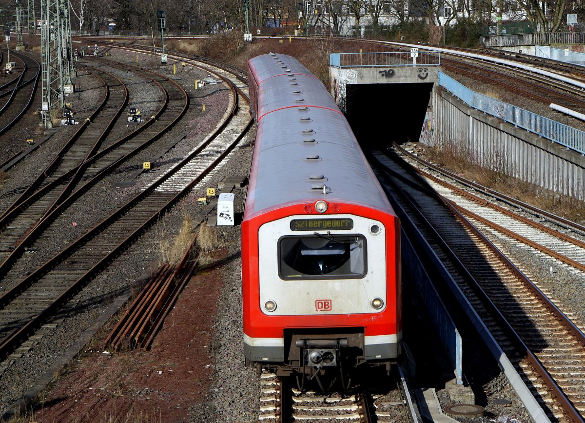 Oldtimer: ein Kurz-Zug der Hamburger S-Bahnlinie 21 fährt - von  Dammtor  kommend - in den Hauptbahnhof ein. 23.2.2014
