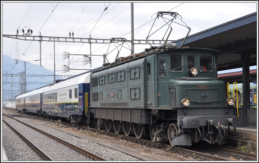 Oldtimer in Landquart. Ae 4/7 10997 beim Stromabnehemerwechsel. (18.06.2015)