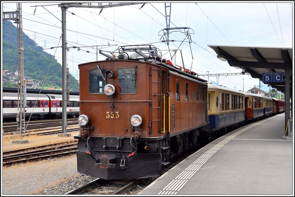Oldtimer in Landquart. Ge 4/6 353 mit Salonextrazug ins Engadin. (18.06.2015)