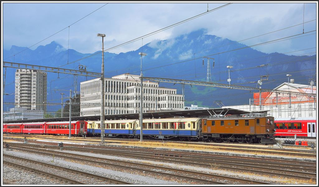 Oldtimer in Landquart. Ge 4/6 353 mit Extrazug ins Engadin. (18.06.2015)
Markanter Unterschied zu letztem Jahr ist das neue Gebäude im Vordergrund.