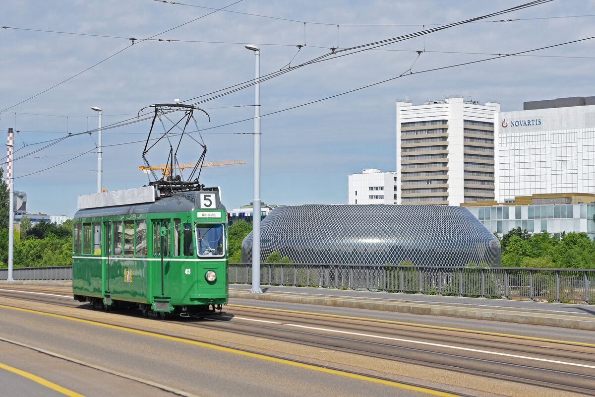 Oldtimer Linie am Tag der Offenen Tür der Basler Verkehrsbetriebe. Hier überquert der Be 4/4 413 die Dreirosenbrücke. Die Aufnahme stammt vom 21.05.2022.
