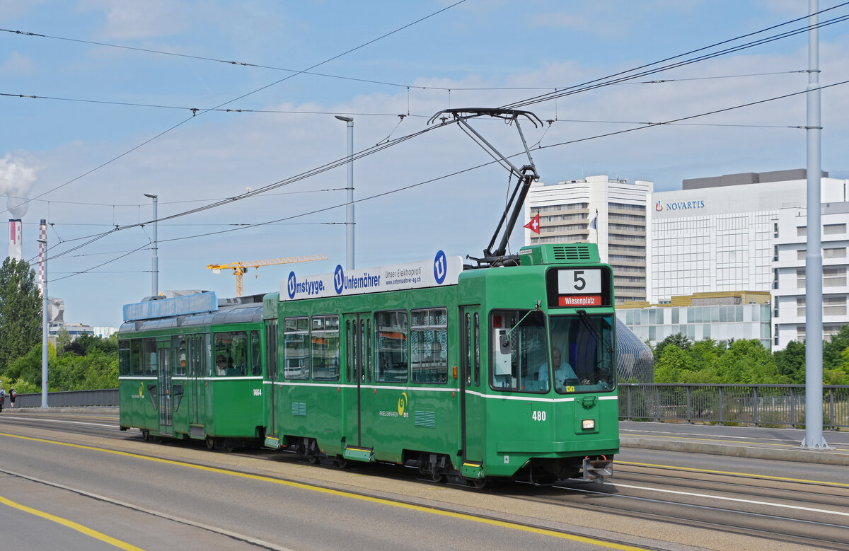Oldtimer Linie am Tag der Offenen Tür der Basler Verkehrsbetriebe. Hier überquert der Be 4/4 480 zusammen mit dem B4S 1464 die Dreirosenbrücke. Die Aufnahme stammt vom 21.05.2022.