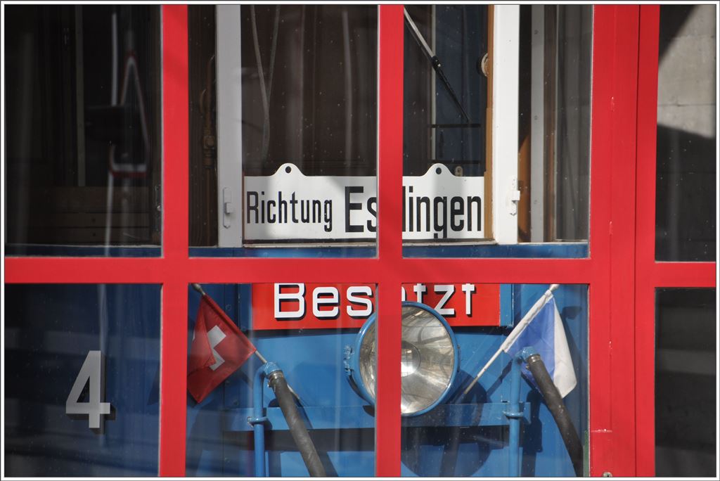 Oldtimer Nr. 4 guckt aus dem Depot in Forch. (07.04.2016)