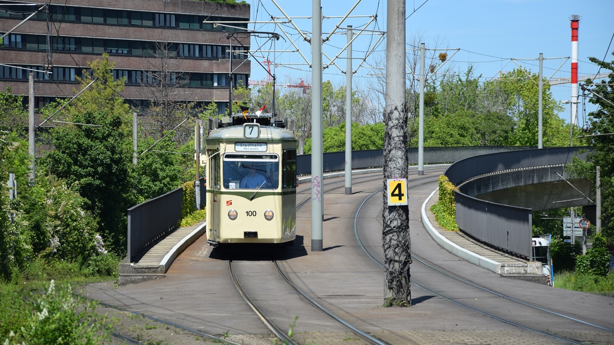 Oldtimer Tram Nr. 100 fährt über die Brücke vorbei und kommt an die Haltestelle Runzmattenweg. Die Aufnahme wurde am 01.06.2019 entstanden.