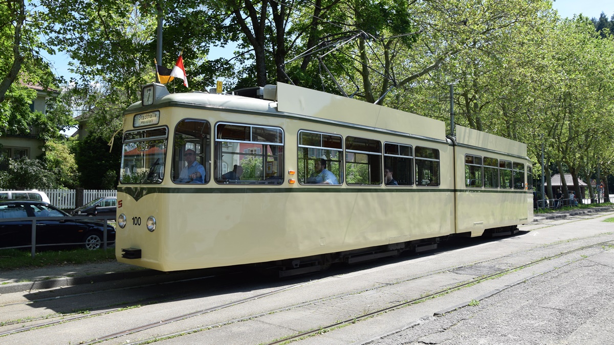 Oldtimer Tram Nr. 100 fährt über die Wendeschleife der alten Messe - Die Aufnahme wurde am 01.06.2019 entstanden.
