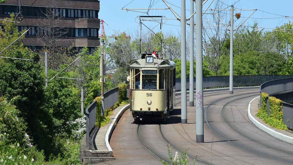 Oldtimer Tram Nr. 56 und seinen historischen Beiwagen Nr. 135 fahren über die Brücke vorbei und kommen an die Haltestelle Runzmattenweg. Die Aufnahme wurde am 01.06.2019 entstanden.