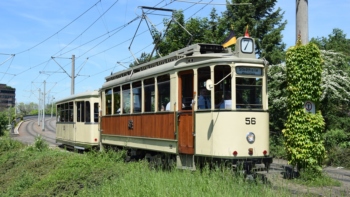 Oldtimer Tram Nr. 56 und seinen historischen Beiwagen Nr. 135 fahren über die Brücke vorbei und kommen an die Haltestelle Runzmattenweg. Die Aufnahme wurde am 01.06.2019 entstanden.