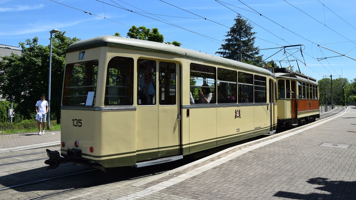 Oldtimer Tram Nr. 56 und seinen historischen Beiwagen Nr. 135 fahren über die Brücke vorbei und kommen an die Haltestelle Runzmattenweg. Die Aufnahme wurde am 01.06.2019 entstanden.