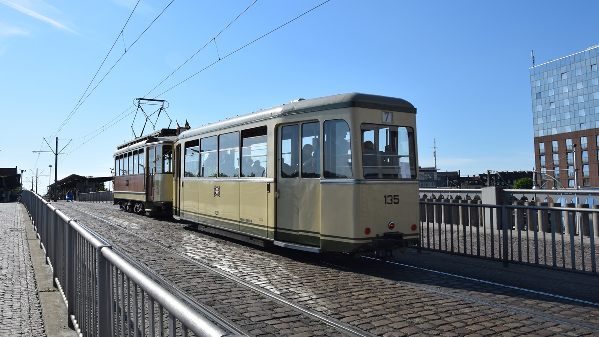 Oldtimer Tram Nr. 56 und seinen historischen Beiwagen Nr. 135 fahren über die Straßenbahnbrücke - Die Aufnahme wurde am 01.06.2019 entstanden.