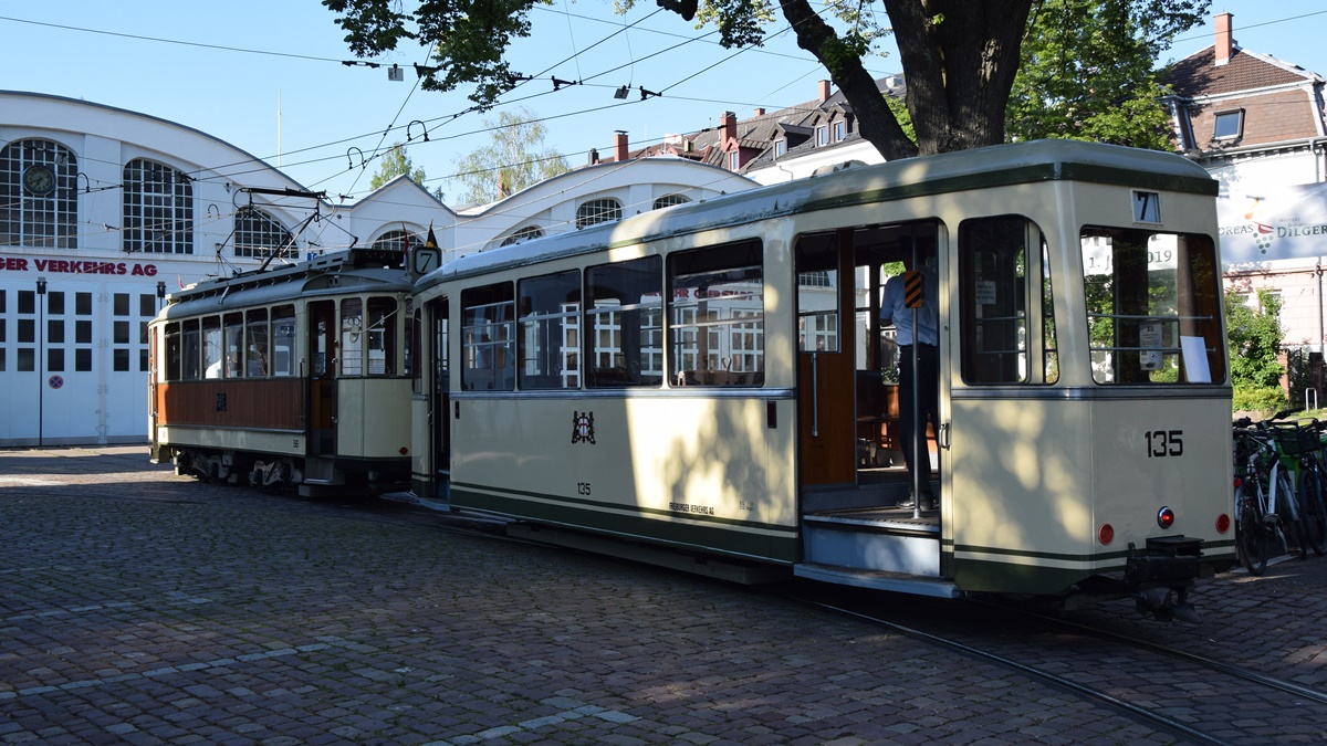 Oldtimer Tram Nr. 56 und seinen historischen Beiwagen Nr. 135 bringen zu den  Betriebshof Süd zurück und machen dort den Feierabend - Die Aufnahme wurde am 01.06.2019 entstanden.
