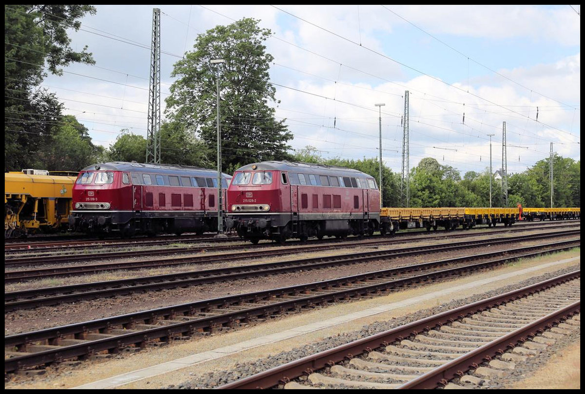 Oldtimer Treffen am 12.5.2020 im Bahnhof Hasbergen. Während links die EfW 215018-3 noch abgestellt auf ihren nächsten Einsatz wartete, rangierte daneben EfW 215028-2 einen Flachwagen Zug zusammen, den sie später nach Bremen brachte.