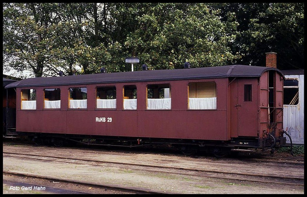 Oldtimer Wagen 29 des Rasenden Roland am 3.10.1991 im Bahnhof Putbus. Der Wagen wirkt insbesondere an der rechten Tür Seite stark verunstaltet!