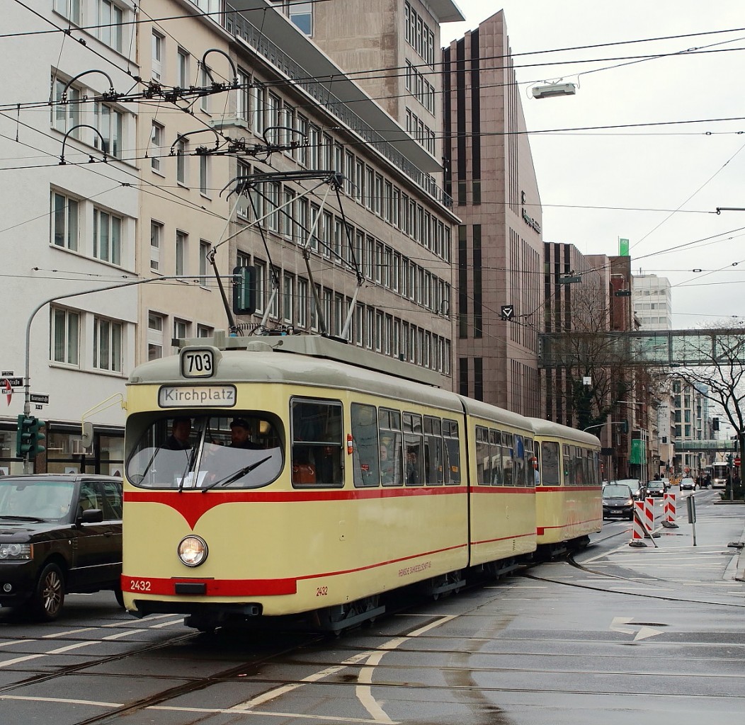 Oldtimereinsatz anläßlich der Eröffnung der Wehrhahnlinie in Düsseldorf am 20.02.2016: Der Sechsachser 2432 mit Beiwagen 1680 ist auf der Kasernenstraße an der Kreuzung mit der Graf-Adolf-Straße unterwegs