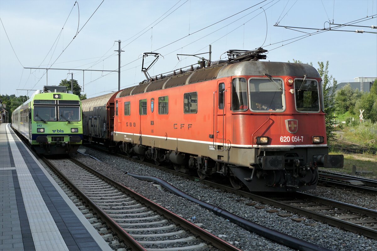 Oldtimertreffen in Gerlafingen mit einem RBDe 565-Pendel Thun-Solothurn HB und der Re 620 054-7  VILLENEUVE  am 12. Juli 2021.
Ein schon bald historisches Bild, da die beiden Fahrzeuge von BLS und SBB bald  verschrottet  werden.
Foto: Walter Ruetsch