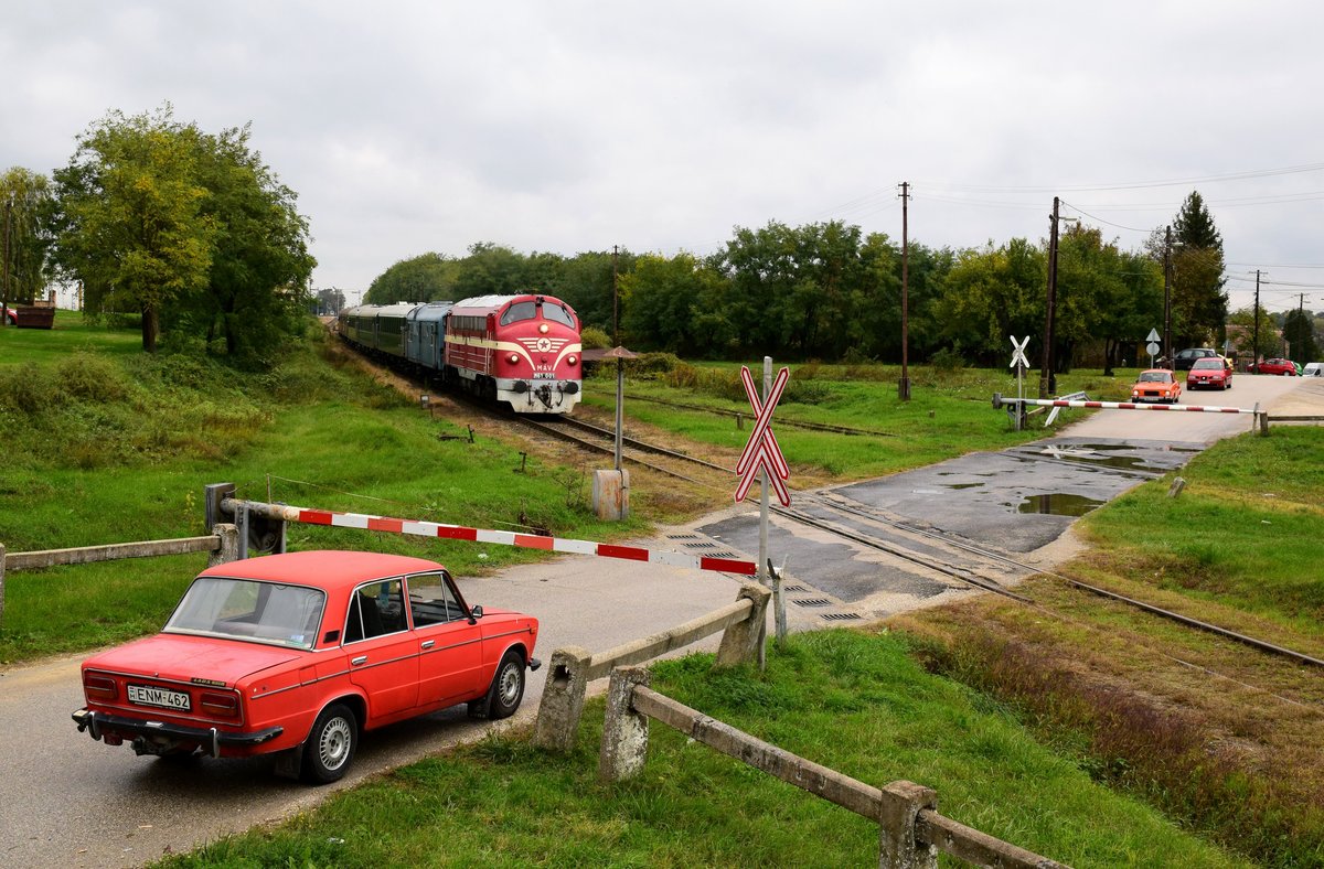 Oldtimertreffen in Kisbér auf der Strecke 5 (Komárom-Székesfehérvár). Die M61 001 mit einem Nostalgie-Sonderzug bei der Ausfahrt von Bf. Kisbér. Die Lada 1500 und die Skoda S110 wartet auf den Zug.
Kisbér, 17.10.2020.