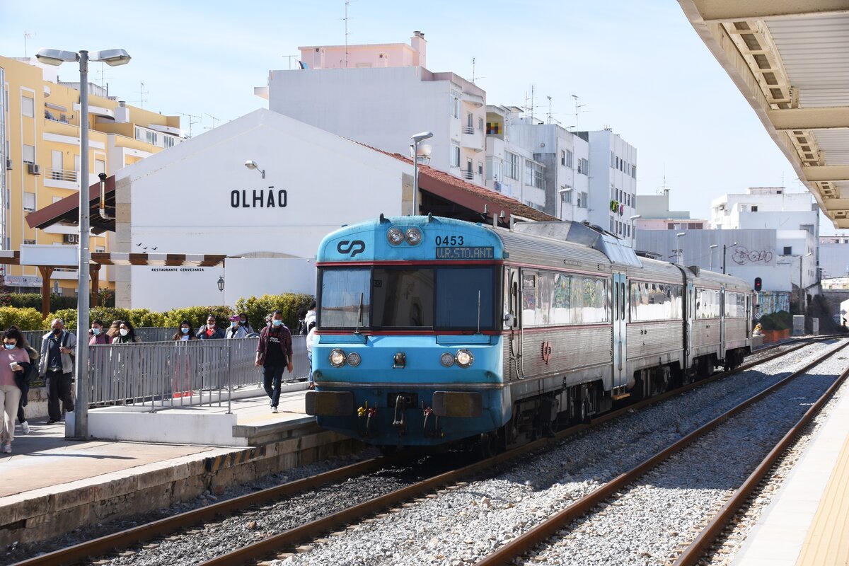 OLHÃO (Distrikt Faro), 01.03.2022, Zug Nr. 0453 als Regionalzug nach Vila Real de Santo António im Bahnhof Olhão