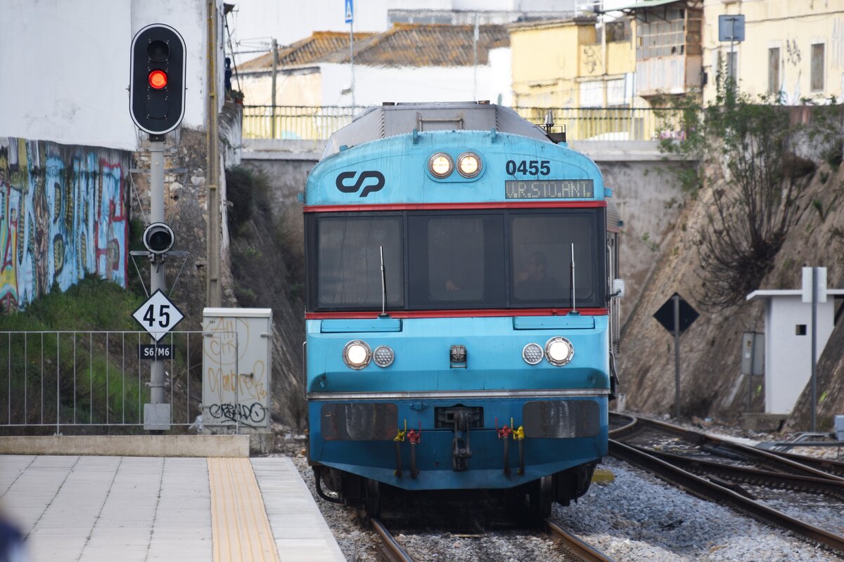 OLHÃO (Distrikt Faro), 03.02.2022, Zug Nr. 0455 als Regionalzug nach Vila Real de Santo António bei der Einfahrt in den Bahnhof Olhão