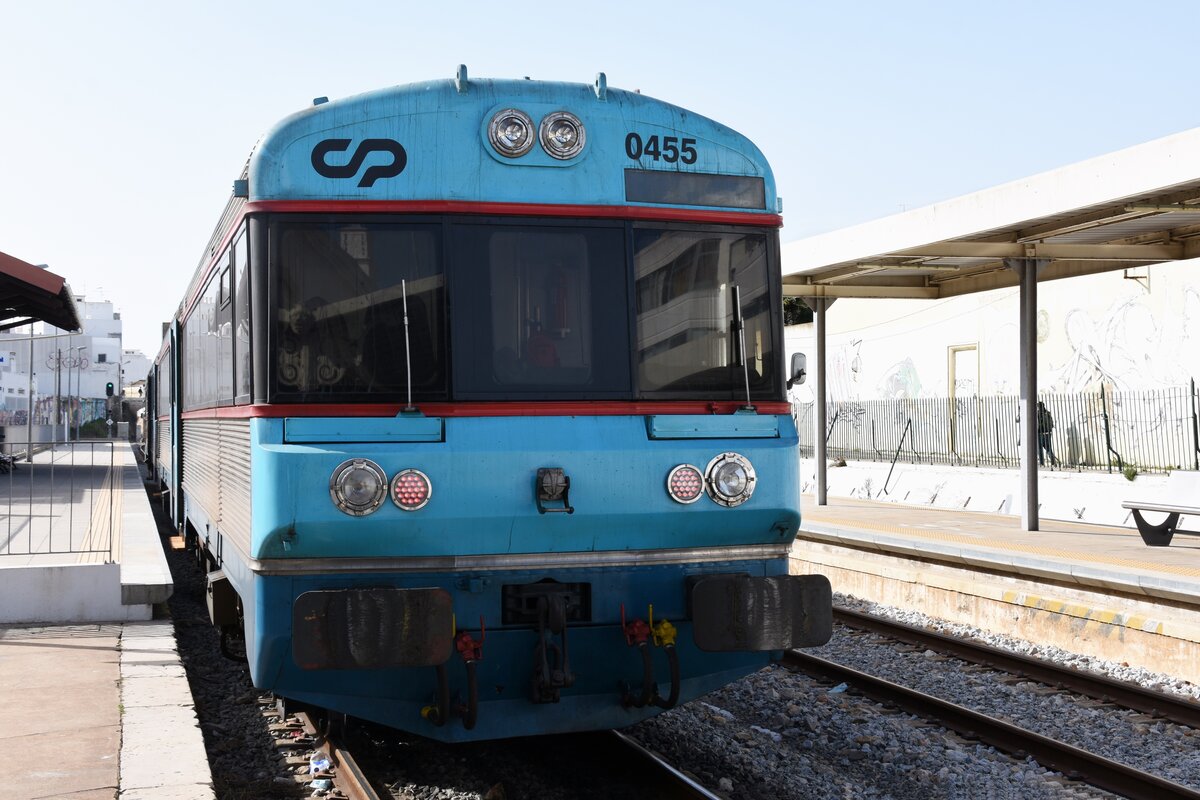 OLHÃO (Distrikt Faro), 03.02.2022, Zug Nr. 0455 als Regionalzug nach Faro im Bahnhof Olhão