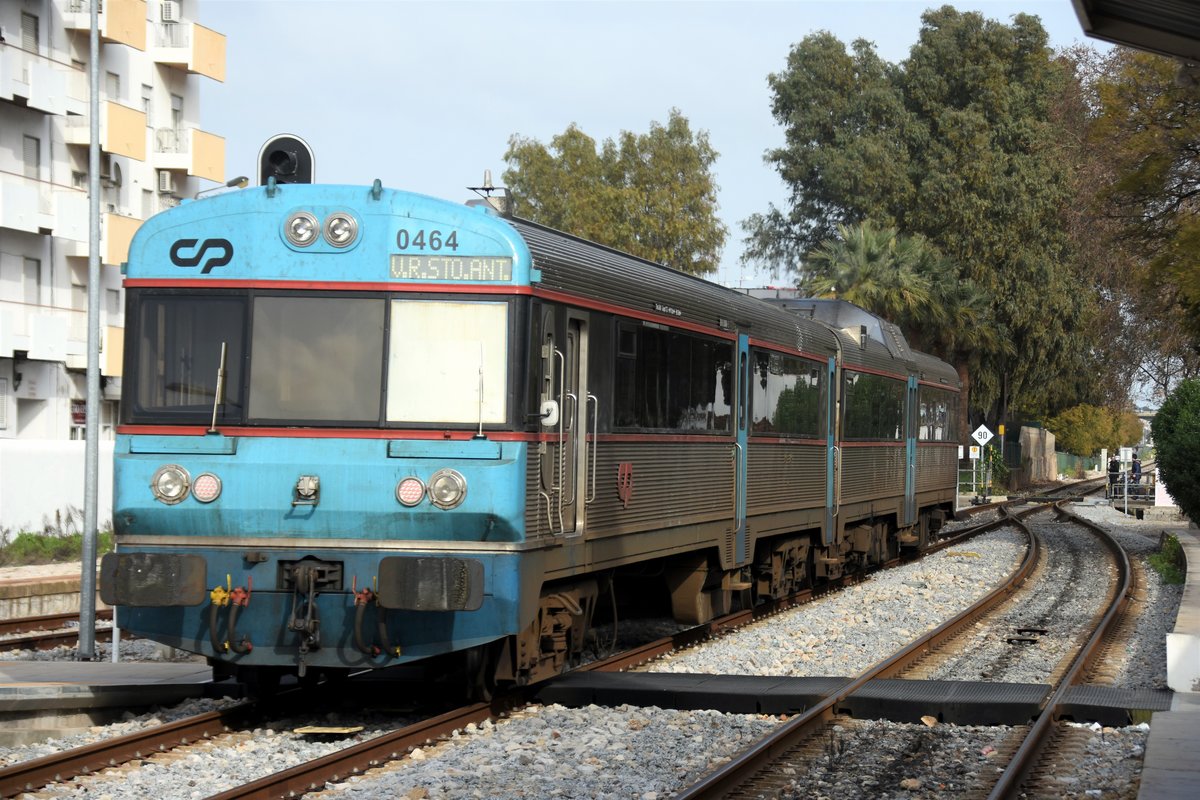 OLHÃO (Distrikt Faro), 06.02.2020, Zug Nr. 0464 als Regionalzug nach Vila Real de Santo António bei der Ausfahrt aus dem Bahnhof Olhão