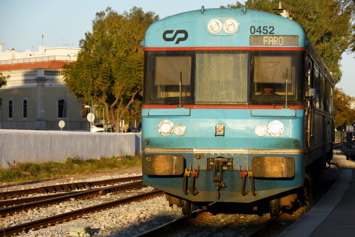 OLHÃO (Distrikt Faro), 07.02.2022, Zug Nr. 0452 als Regionalzug nach Faro bei der Einfahrt in den Bahnhof Olhão