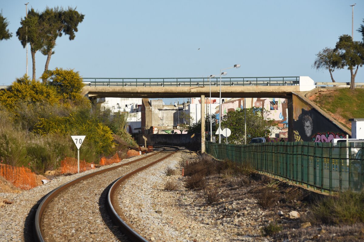 OLHÃO (Distrikt Faro), 10.03.2022, Linha do Algarve kurz vor dem Bahnhof Olhão; Aufnahme von einem Fußgängerbahnübergang