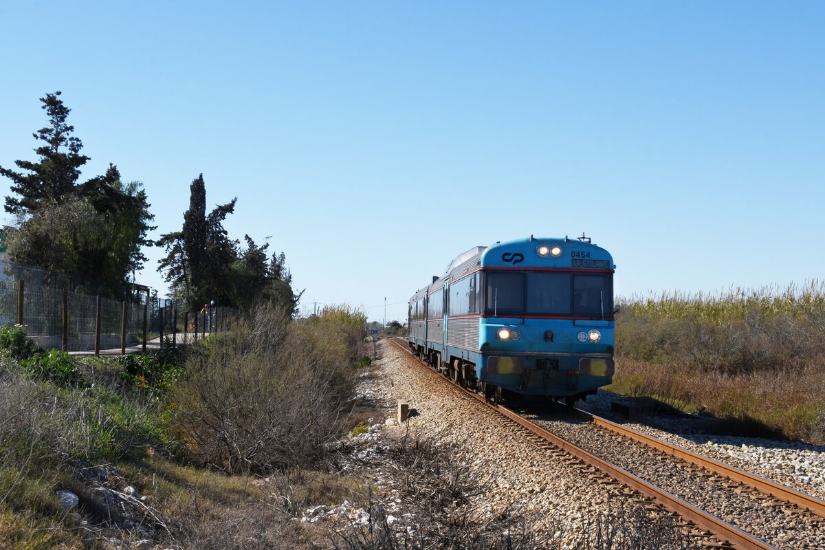 OLHÃO (Distrikt Faro), 17.02.2022, Zug Nr. 0464 als Regionalzug nach Vila Real de Santo António zwischen Faro und Olhão; Aufnahme von einem Fußgängerübergang