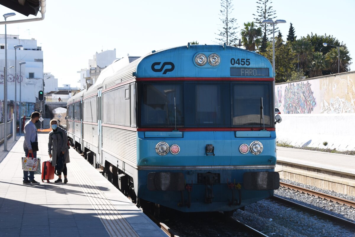 OLHÃO (Distrikt Faro), 19.02.2022, Zug Nr. 0455 als Regionalzug nach Faro im Bahnhof Olhão